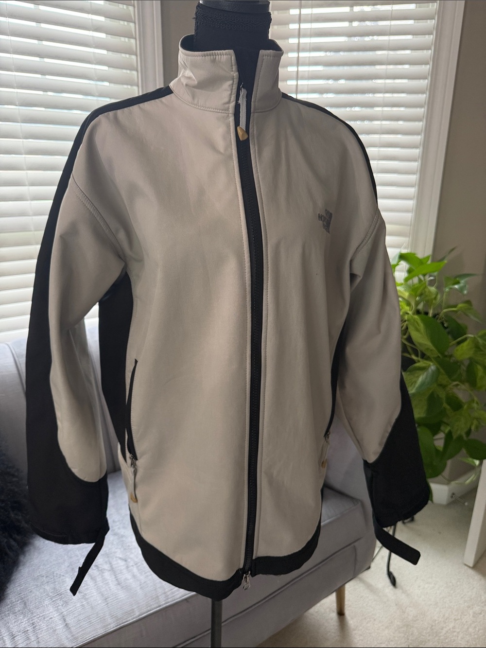 The North Face Men's light gray and Black Lightweight Jacket